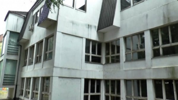СВУ ДЕЦУ ЗБИЛИ УПРКОС КОРОНИ: Због реконструкције бројне образовне установе у Врбасу - исељене и пребукиране СВУ ДЕЦУ ЗБИЛИ УПРКОС КОРОНИ: Због реконструкције бројне образовне установе у Врбасу - исељене и пребукиране