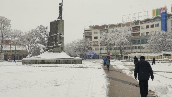 КОНЦЕРТ ДРУГОМ ПРИЛИКОМ: И у Краљеву отказано новогодишње славље на Тргу КОНЦЕРТ ДРУГОМ ПРИЛИКОМ: И у Краљеву отказано новогодишње славље на Тргу
