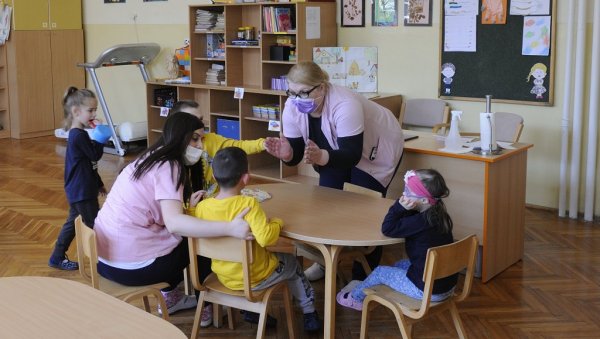 ОМИКРОН ЈОШ НЕ ХАРА ВРТИЋИМА: У предшколским установама мање деце него обично, па је мање и заражених ОМИКРОН ЈОШ НЕ ХАРА ВРТИЋИМА: У предшколским установама мање деце него обично, па је мање и заражених