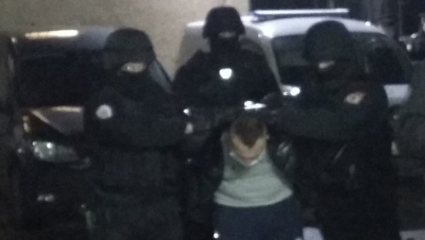 НАПАО РАДНИЦУ И ИЗБИО ЈОЈ ЗУБЕ: Аднан Хасанбашић (35) ухапшен због пљачке кладионице у Дервенти НАПАО РАДНИЦУ И ИЗБИО ЈОЈ ЗУБЕ: Аднан Хасанбашић (35) ухапшен због пљачке кладионице у Дервенти