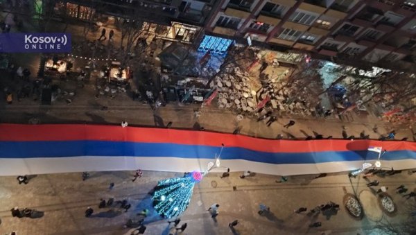 СПЕКТАКУЛАРНО: Српска тробојка дуга 250 метара развијена у Косовској Митровици (ВИДЕО) СПЕКТАКУЛАРНО: Српска тробојка дуга 250 метара развијена у Косовској Митровици (ВИДЕО)