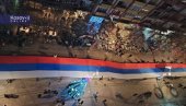 SPEKTAKULARNO: Srpska trobojka duga 250 metara razvijena u Kosovskoj Mitrovici (VIDEO) SPEKTAKULARNO: Srpska trobojka duga 250 metara razvijena u Kosovskoj Mitrovici (VIDEO)
