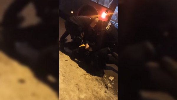 ДРАМАТИЧАН СНИМАК ИЗ БЕОГРАДА: Полиција обара на земљу возача аутобуса који је блокирао саобраћај (ВИДЕО) ДРАМАТИЧАН СНИМАК ИЗ БЕОГРАДА: Полиција обара на земљу возача аутобуса који је блокирао саобраћај (ВИДЕО)