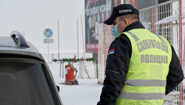 УПОЗОРЕЊЕ ЗА ВОЗАЧЕ: МУП појачава контролу - Вежите појас и на задњем седишту и децу ставите у безбедно седиште УПОЗОРЕЊЕ ЗА ВОЗАЧЕ: МУП појачава контролу - Вежите појас и на задњем седишту и децу ставите у безбедно седиште