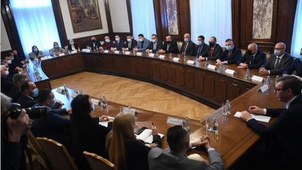 ВУЧИЋ СА ПРЕДСТАВНИЦИМА СРБА СА КИМ: Тема разговора безбедносна ситуација у јужној покрајини ВУЧИЋ СА ПРЕДСТАВНИЦИМА СРБА СА КИМ: Тема разговора безбедносна ситуација у јужној покрајини