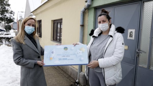 ЗЛАТНИК И 50.000 ДИНАРА ЗА ЛУКУ ЛЕГЕНА: Градоначелница даровала прворођену бебу у Вршцу ЗЛАТНИК И 50.000 ДИНАРА ЗА ЛУКУ ЛЕГЕНА: Градоначелница даровала прворођену бебу у Вршцу