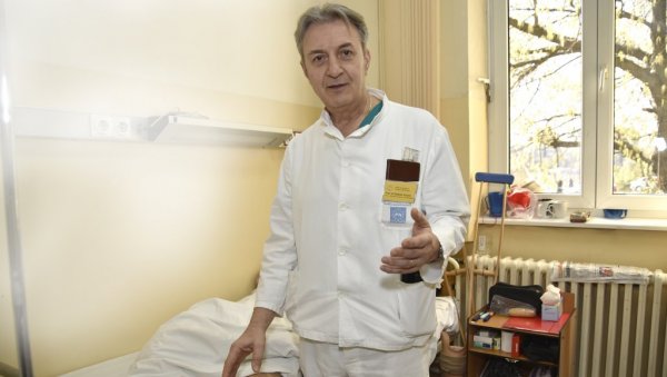 НЕ МОЖЕ СЕ УВЕК СТАТИ У ИСТИ БРОЈ ЦИПЕЛА: Ортопед професор др Чедомир Вучетић о разлозима који доводе до деформитета и повећања стопала НЕ МОЖЕ СЕ УВЕК СТАТИ У ИСТИ БРОЈ ЦИПЕЛА: Ортопед професор др Чедомир Вучетић о разлозима који доводе до деформитета и повећања стопала