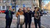 ГОЧ СВИРА ЂУРЂЕВДАН: Срђан Тодоровић се на улици придружио трубачима ГОЧ СВИРА ЂУРЂЕВДАН: Срђан Тодоровић се на улици придружио трубачима
