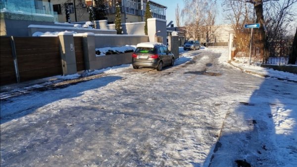 У УЛИЧИЦАМА ЛЕД КАО СТАКЛО: Због неочишћених делова града, ЈКП Београд пут добија од 30 до 50 пријава грађана дневно У УЛИЧИЦАМА ЛЕД КАО СТАКЛО: Због неочишћених делова града, ЈКП Београд пут добија од 30 до 50 пријава грађана дневно