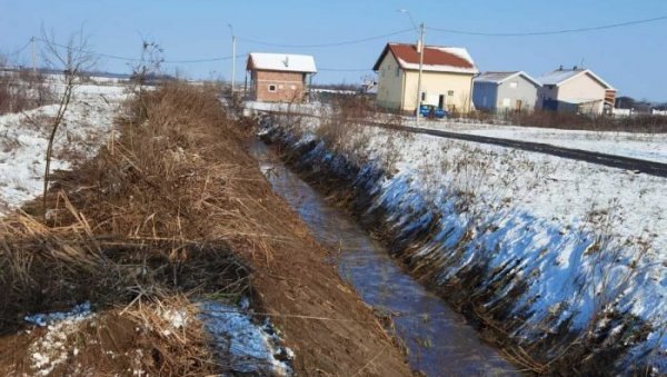 СНЕГ СЕ ТОПИ, ВОДА ОПЕТ ПРЕТИ КУЋАМА: Чисте се канали у земунским насељима Грмовац, Шангај и Угриновци СНЕГ СЕ ТОПИ, ВОДА ОПЕТ ПРЕТИ КУЋАМА: Чисте се канали у земунским насељима Грмовац, Шангај и Угриновци