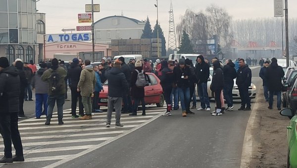 БЛОКИРАНА ГРАНИЦА КОД ЛОЗНИЦЕ: Мање групе Ћутиних еколога заустављају саобраћај (ФОТО) БЛОКИРАНА ГРАНИЦА КОД ЛОЗНИЦЕ: Мање групе Ћутиних еколога заустављају саобраћај (ФОТО)