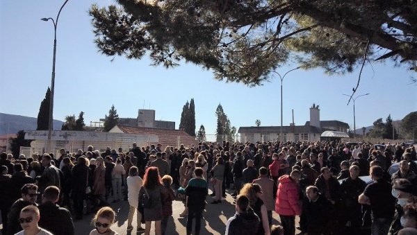 БИЋЕ НАС АКО ТРЕБА НЕКОЛИКО ДЕСЕТИНА ХИЉАДА: Протест Новљана за очување болнице Мељине БИЋЕ НАС АКО ТРЕБА НЕКОЛИКО ДЕСЕТИНА ХИЉАДА: Протест Новљана за очување болнице Мељине