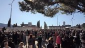 БИЋЕ НАС АКО ТРЕБА НЕКОЛИКО ДЕСЕТИНА ХИЉАДА: Протест Новљана за очување болнице Мељине БИЋЕ НАС АКО ТРЕБА НЕКОЛИКО ДЕСЕТИНА ХИЉАДА: Протест Новљана за очување болнице Мељине