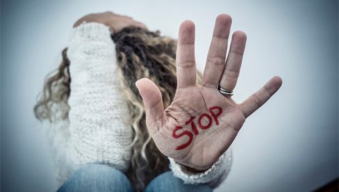 СВАКИХ 70 САТИ У ИТАЛИЈИ УБИЈЕНА ЖЕНА: Реакција полиције спора, Сенат изгласава појачани Црвени кодекс СВАКИХ 70 САТИ У ИТАЛИЈИ УБИЈЕНА ЖЕНА: Реакција полиције спора, Сенат изгласава појачани Црвени кодекс
