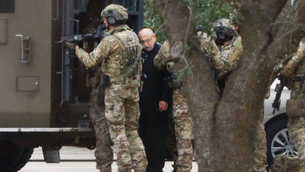 УБИЈЕН НАПАДАЧ НА СИНАГОГУ: Сви таоци спасени, чуле се детонације у богомољи у Тексасу (ФОТО) УБИЈЕН НАПАДАЧ НА СИНАГОГУ: Сви таоци спасени, чуле се детонације у богомољи у Тексасу (ФОТО)