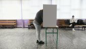 CELO SELO IZAŠLO NA REFERENDUM: Na biračkom mestu 60 glasali svi do jednog CELO SELO IZAŠLO NA REFERENDUM: Na biračkom mestu 60 glasali svi do jednog