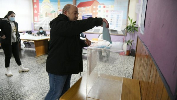 РИК О РЕЗУЛТАТИМА РЕФЕРЕНДУМА: Пресек у 22.30 - За промену Устава 61,84, против 37,10 одсто РИК О РЕЗУЛТАТИМА РЕФЕРЕНДУМА: Пресек у 22.30 - За промену Устава 61,84, против 37,10 одсто