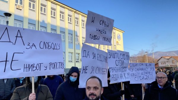 ДА ЗА СЛОБОДУ: Срби се окупили у Косовској Митровици, хоће да остваре право да гласају на референдуму ДА ЗА СЛОБОДУ: Срби се окупили у Косовској Митровици, хоће да остваре право да гласају на референдуму