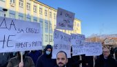 DA ZA SLOBODU: Srbi se okupili u Kosovskoj Mitrovici, hoće da ostvare pravo da glasaju na referendumu