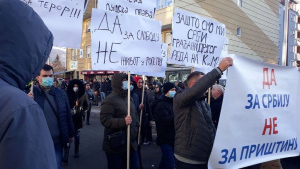 ЗАШТО СУ СРБИ ГРАЂАНИ ДРУГОГ РЕДА? Народ у Косовској Митровици кренуо ка споменику цару Лазару ЗАШТО СУ СРБИ ГРАЂАНИ ДРУГОГ РЕДА? Народ у Косовској Митровици кренуо ка споменику цару Лазару