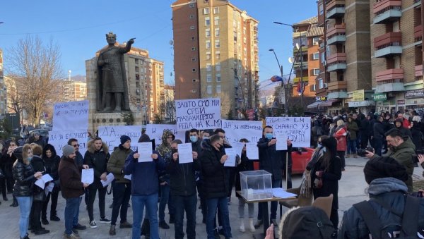 ПЕРФОРМАНС У ЦЕНТРУ КОСОВСКЕ МИТРОВИЦЕ: Импровизована гласачка кутија и листићи - За мир, за право и правду ПЕРФОРМАНС У ЦЕНТРУ КОСОВСКЕ МИТРОВИЦЕ: Импровизована гласачка кутија и листићи - За мир, за право и правду