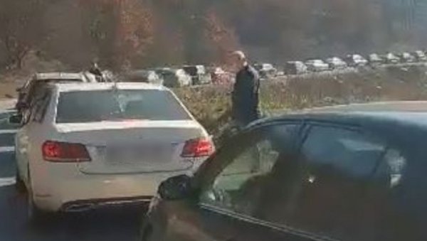 НА СВЕ СУ СПРЕМНИ ДА СПРЕЧЕ СРБЕ ДА ГЛАСАЈУ: Полиција лажне државе опструише прелазак административне линије (ВИДЕО) НА СВЕ СУ СПРЕМНИ ДА СПРЕЧЕ СРБЕ ДА ГЛАСАЈУ: Полиција лажне државе опструише прелазак административне линије (ВИДЕО)