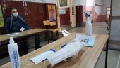 РЕФЕРЕНДУМ У КРУШЕВЦУ: 95 гласача тражило да гласа од куће, 52 због ковида (ФОТО) РЕФЕРЕНДУМ У КРУШЕВЦУ: 95 гласача тражило да гласа од куће, 52 због ковида (ФОТО)