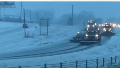TOTALNI KOLAPS U AMERICI: Palo 84 centimetara snega, najgore tek dolazi (VIDEO) TOTALNI KOLAPS U AMERICI: Palo 84 centimetara snega, najgore tek dolazi (VIDEO)