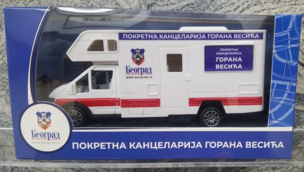 ВЕСИЋМОБИЛ НА ПОЛИЦАМА: Заменик градоначелника Београда дао сагласност за продају играчке направљене по његовој покретној канцеларији ВЕСИЋМОБИЛ НА ПОЛИЦАМА: Заменик градоначелника Београда дао сагласност за продају играчке направљене по његовој покретној канцеларији