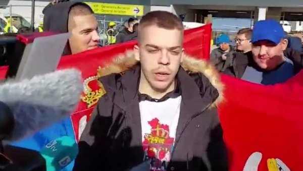 АУСТРАЛИЈУ НЕКА БУДЕ СРАМОТА: Навијач Новака Ђоковића - Није му дата слобода избора (ВИДЕО) АУСТРАЛИЈУ НЕКА БУДЕ СРАМОТА: Навијач Новака Ђоковића - Није му дата слобода избора (ВИДЕО)