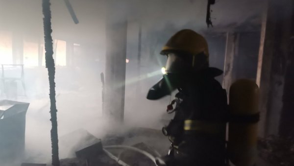 ПОЖАР НА НОВОМ БЕОГРАДУ: Хитном реакцијом ватрогасаца избегнута трагедија ПОЖАР НА НОВОМ БЕОГРАДУ: Хитном реакцијом ватрогасаца избегнута трагедија