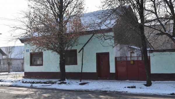 ОД ПОШТЕ СИГУРАН КРОВ НАД ГЛАВОМ: Црква, град и донатор збрињавају седмочлану породицу из Кикинде којој се срушила кућа ОД ПОШТЕ СИГУРАН КРОВ НАД ГЛАВОМ: Црква, град и донатор збрињавају седмочлану породицу из Кикинде којој се срушила кућа