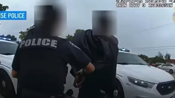 УЗНЕМИРУЈУЋИ СНИМАК: Полицајац зграбио колегиницу за врат и почео да је дави (ВИДЕО) УЗНЕМИРУЈУЋИ СНИМАК: Полицајац зграбио колегиницу за врат и почео да је дави (ВИДЕО)
