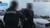 UZNEMIRUJUĆI SNIMAK: Policajac zgrabio koleginicu za vrat i počeo da je davi (VIDEO) UZNEMIRUJUĆI SNIMAK: Policajac zgrabio koleginicu za vrat i počeo da je davi (VIDEO)