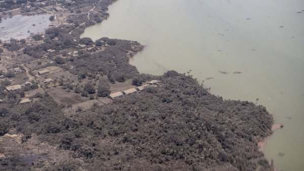 ЧИШЋЕЊЕ РУШЕВИНА ПОСЛЕ ЦУНАМИЈА: Житељи Тонге покушавају да се врате нормалном животу ЧИШЋЕЊЕ РУШЕВИНА ПОСЛЕ ЦУНАМИЈА: Житељи Тонге покушавају да се врате нормалном животу