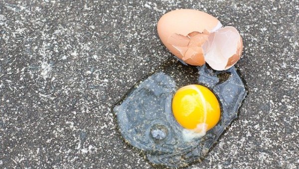ГАЂАЛИ ИХ ЈАЈИМА И КЕСОМ СА ВОДОМ: После инцидената и напада грађана, затворена пошта у Земуну ГАЂАЛИ ИХ ЈАЈИМА И КЕСОМ СА ВОДОМ: После инцидената и напада грађана, затворена пошта у Земуну