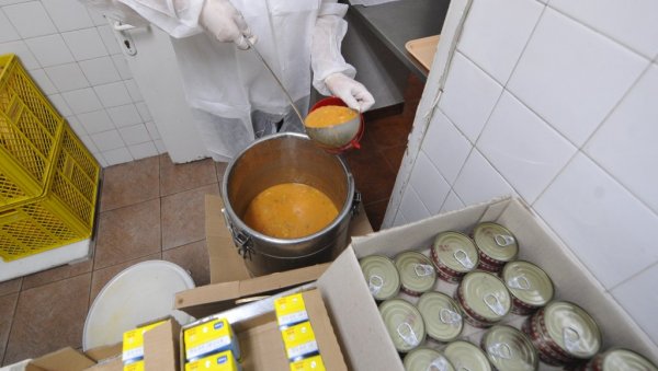 ОБРОЦИ У СМЕЋУ УМЕСТО НА СТОЛУ: Корисника народних кухиња све више, а Црна Гора не смањује бацање хране ОБРОЦИ У СМЕЋУ УМЕСТО НА СТОЛУ: Корисника народних кухиња све више, а Црна Гора не смањује бацање хране