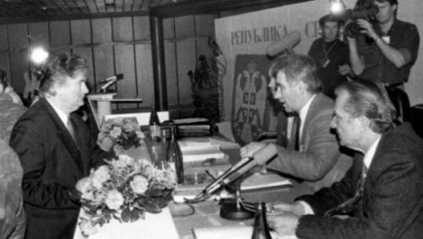СРБИМА НИЈЕ ДОБРО КАДА НЕ СЛУШАЈУ ГЛАС МАТИЦЕ: Бивши званичници о молби председника Вучића да се представници РС врате у институције БиХ СРБИМА НИЈЕ ДОБРО КАДА НЕ СЛУШАЈУ ГЛАС МАТИЦЕ: Бивши званичници о молби председника Вучића да се представници РС врате у институције БиХ