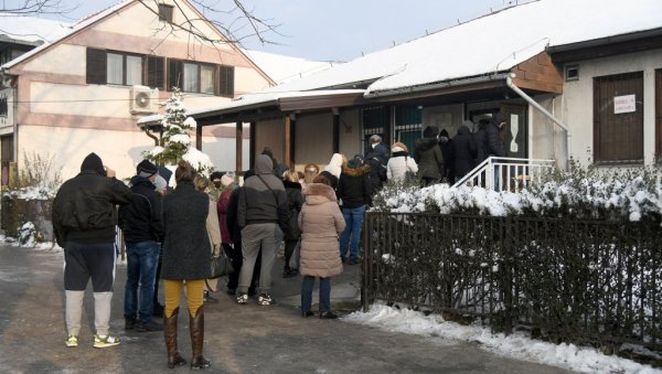 ДО АПРИЛА БИЋЕ ЗАРАЖЕНЕ ДВЕ ТРЕЋИНЕ СРБИЈЕ: Епидемиолог др Радмило Петровић о распламсавању короне и кретању епидемије ДО АПРИЛА БИЋЕ ЗАРАЖЕНЕ ДВЕ ТРЕЋИНЕ СРБИЈЕ: Епидемиолог др Радмило Петровић о распламсавању короне и кретању епидемије