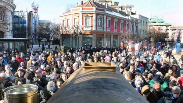 СВЕТУ ВОДУ ПУНИЛИ УЗ ГУРАЊЕ И ПО КОЈУ ПСОВКУ: Верници од раног јутра чекали да наточе богојављенску воду у Смедереву (ФОТО) СВЕТУ ВОДУ ПУНИЛИ УЗ ГУРАЊЕ И ПО КОЈУ ПСОВКУ: Верници од раног јутра чекали да наточе богојављенску воду у Смедереву (ФОТО)