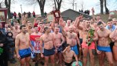 САША ПРВИ ДОПЛИВАО: Пливање за богојављенски крст организовано и у пиротском крају САША ПРВИ ДОПЛИВАО: Пливање за богојављенски крст организовано и у пиротском крају