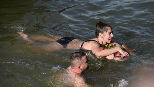 МАРИЈА ДОПЛИВАЛА ДО ЧАСНОГ КРСТА: Осећај је фантастичан, нисам очекивала да ћу победити (ФОТО/ВИДЕО) МАРИЈА ДОПЛИВАЛА ДО ЧАСНОГ КРСТА: Осећај је фантастичан, нисам очекивала да ћу победити (ФОТО/ВИДЕО)