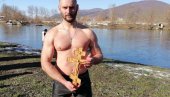 ПЛИВАЛО 27 НАЈСМЕЛИЈИХ: У Трстенику први до Часног крста допливао Немања Ерић из Оџака ПЛИВАЛО 27 НАЈСМЕЛИЈИХ: У Трстенику први до Часног крста допливао Немања Ерић из Оџака
