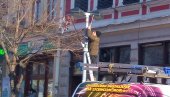 ПРАЗНИЦИ ЗАВРШЕНИ: Почело уклањање новогодишње уличне расвете