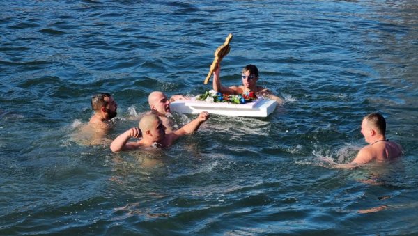 ПЛИВАЊЕ ЗА ЧАСНИ КРСТ У ПРИЈЕПОЉУ: Лазар Петровић био најбржи (ФОТО) ПЛИВАЊЕ ЗА ЧАСНИ КРСТ У ПРИЈЕПОЉУ: Лазар Петровић био најбржи (ФОТО)