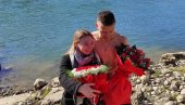 ПЛИВАО ЗА ЧАСНИ КРСТ ПА ЗАПРОСИО СЛАЂАНУ: Ђорђе је са прстеном изашао из ледене Дрине ПЛИВАО ЗА ЧАСНИ КРСТ ПА ЗАПРОСИО СЛАЂАНУ: Ђорђе је са прстеном изашао из ледене Дрине