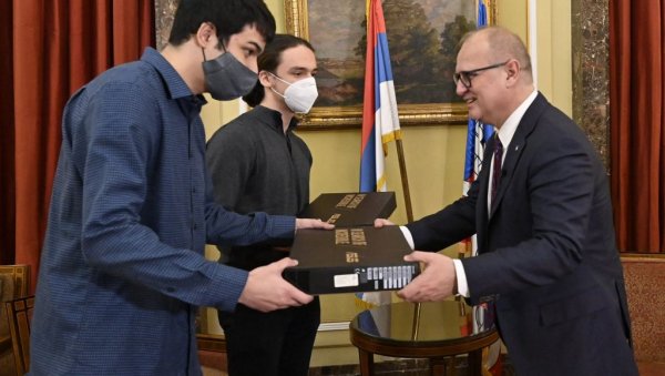 ЛАПТОП РАЧУНАРИ ЗА ПОБЕДНИКЕ: Град наградиио ученике Математичке гимназије ЛАПТОП РАЧУНАРИ ЗА ПОБЕДНИКЕ: Град наградиио ученике Математичке гимназије