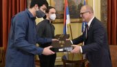 LAPTOP RAČUNARI ZA POBEDNIKE: Grad nagradiio učenike Matematičke gimnazije LAPTOP RAČUNARI ZA POBEDNIKE: Grad nagradiio učenike Matematičke gimnazije