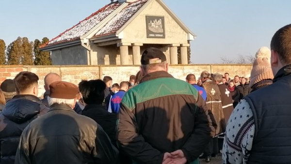 ФУДБАЛСКА ЛОПТА НА КОВЧЕГУ: Сахрањен и други фудбалер, жртва саобраћајне несреће код Вршца ФУДБАЛСКА ЛОПТА НА КОВЧЕГУ: Сахрањен и други фудбалер, жртва саобраћајне несреће код Вршца