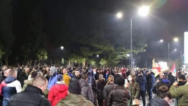 ПОЛИТИЧКА КРИЗА У ЦРНОЈ ГОРИ: Најављени нови протести грађана због издаје века широм Црне Горе! (ВИДЕО) ПОЛИТИЧКА КРИЗА У ЦРНОЈ ГОРИ: Најављени нови протести грађана због издаје века широм Црне Горе! (ВИДЕО)